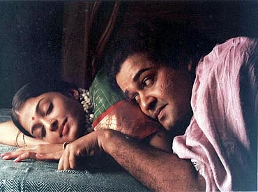 Mohanlal and Aishwarya Rai in a still from <i>Iruvar</i>. 