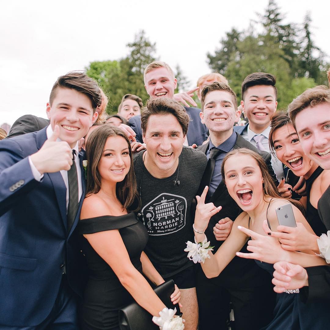 Justin Trudeau photobombed these kids’ prom selfie and the Internet can’t stay calm about it.