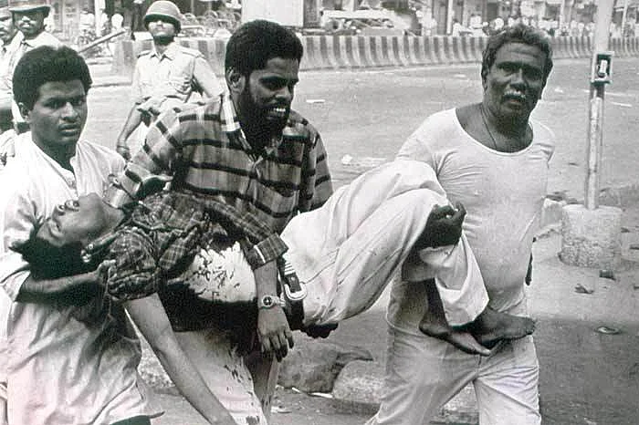 Men helping an injured victim. (Photo courtesy: Twitter)