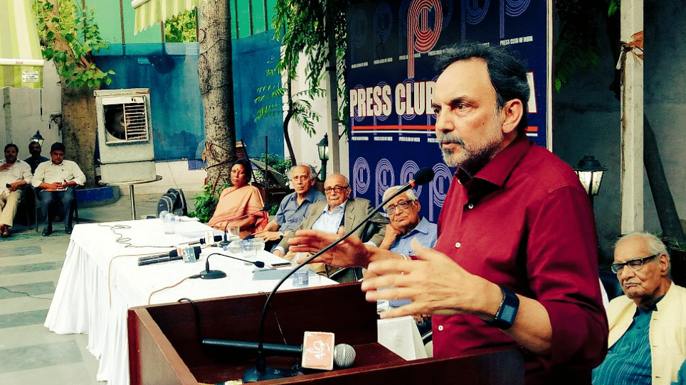 NDTV co-founder Prannoy Roy addressing a gathering at the Press Club of India. (Photo Courtesy: Twitter/<a href="https://twitter.com/shailfilm">@shailfilm</a>)