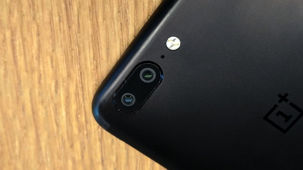 OnePlus 5 offers dual cameras at the back.&nbsp;