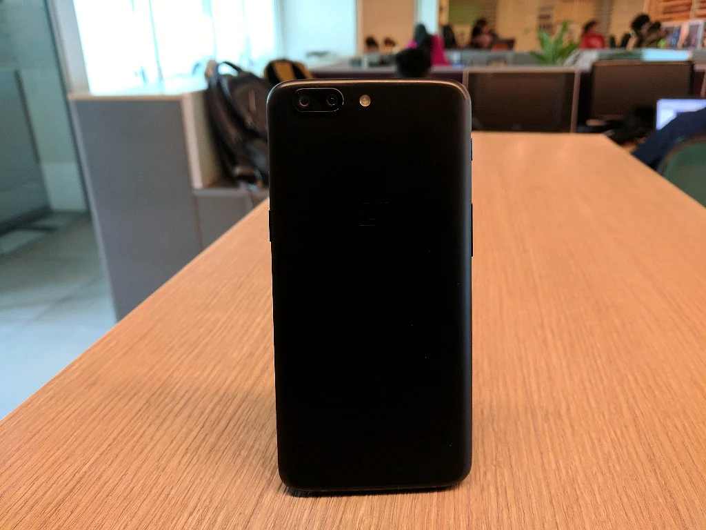 That design looks familiar, but OnePlus 5 scores high with its sleekness. 