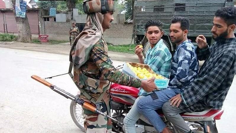 Army personnel turned good Samaritans by distributing sweets to the locals, on the occasion of Eid.&nbsp;