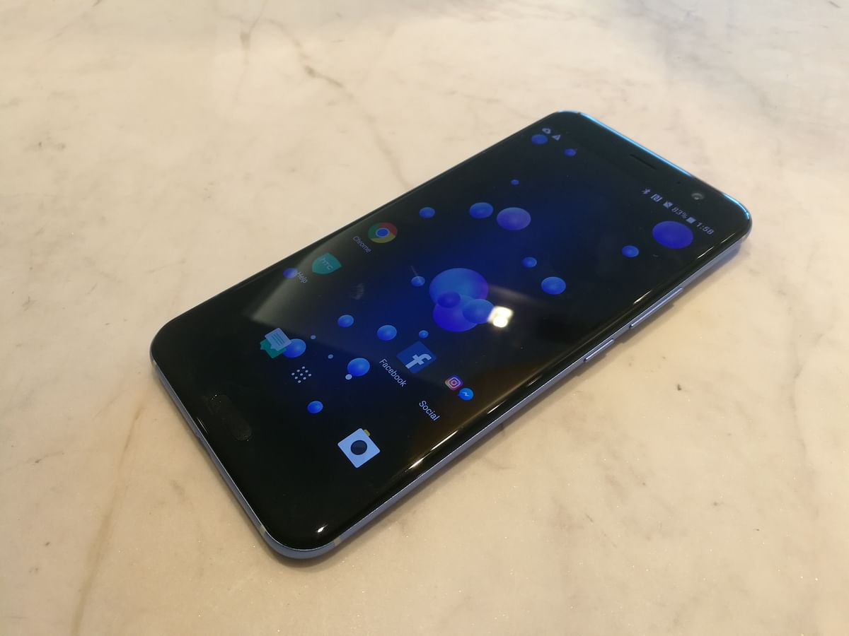 A first look at the newly launched HTC U11 that comes with a Snapdragon 835 processor and squeezable gestures.