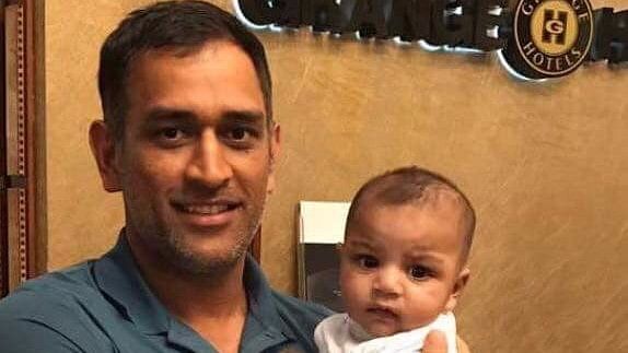 MS Dhoni with Pakistan skipper Safraz Ahmed’s son.&nbsp;