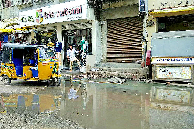 

After the frequent rainfall in Hyderabad, the vendors of Begum Bazar have been losing customers.