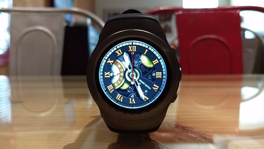 The Noise Loop smartwatch offers multiple watch faces. (Photo:<b> The Quint</b>)