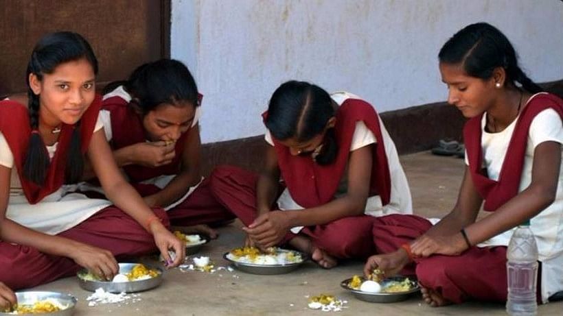 More girls (35%) were malnourished than boys (33%) in 2015-16 : IndiaSpend (Photo Courtesy:<a href="https://twitter.com/sexymeena86/status/865067154928017409"> Twitter</a>)