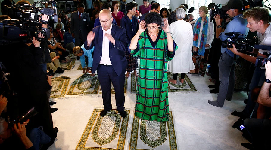 Men and women pray together at the new liberal Ibn-Rushd-Goethe-Mosque in Berlin, Germany. (Photo: Hannibal Hanschke /Reuters)