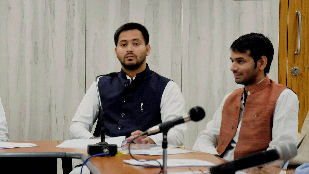 Bihar Deputy CM Tejaswi Yadav (left) with brother Tej Pratap, cabinet minister for Health in Bihar (right). (Photo: PTI)