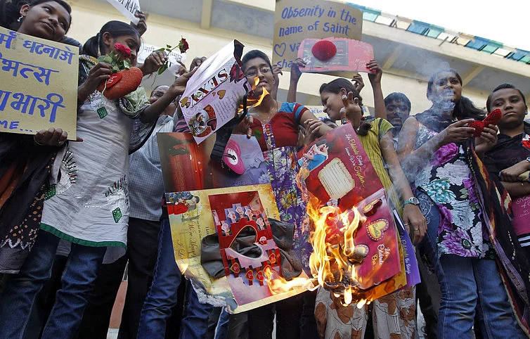 Students burn Valentine Day’s greetings card, claiming they are contrary to Indian values. (Photo: Reuters)
