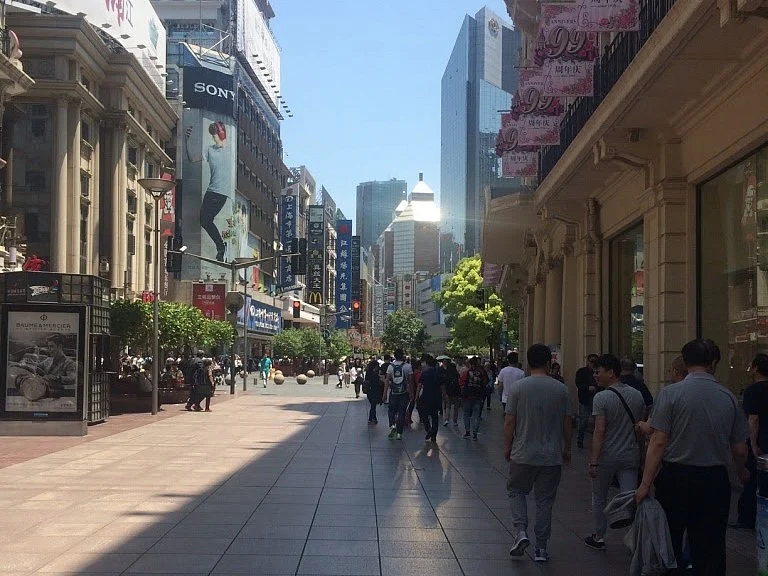 Nanjing Road in Old City Shanghai. (Photo: Siddhartha Srivastava/ <b>The Quint</b>)