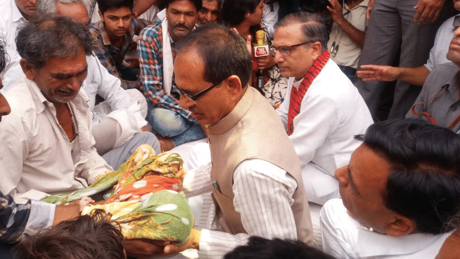 MP CM Shivraj Singh Chouhan meets with the family of Ghanshyam Dhakad, who was killed during the stir in Mandsaur. (Photo Courtesy: <a href="https://twitter.com/ChouhanShivraj">@ChouhanShivraj</a>/Twitter)