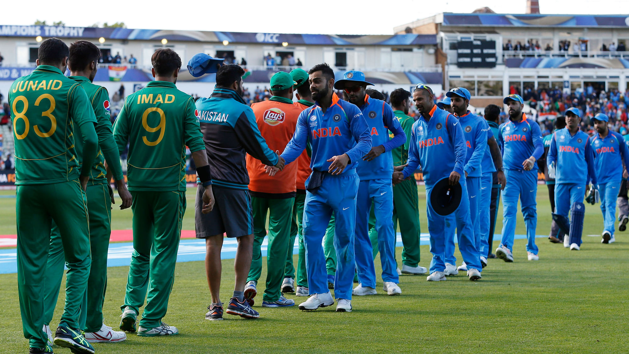 The India and Pakistan players shake hands after their Champions Trophy group match on 4 June. (Photo: AP)