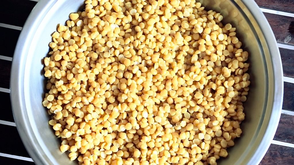Indian food essentials - chana and chana dal - are among the many new entries in the ‘Oxford English Dictionary’ (OED) unveiled on Tuesday. (Photo: The Quint)