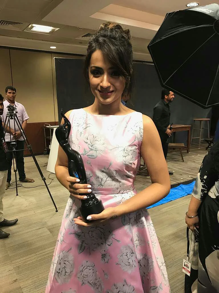Trisha with her Filmfare trophy. (Photo courtesy: <a href="https://twitter.com/TrendsTrisha/status/876636372551032833">Twitter/ trendstrisha</a>)