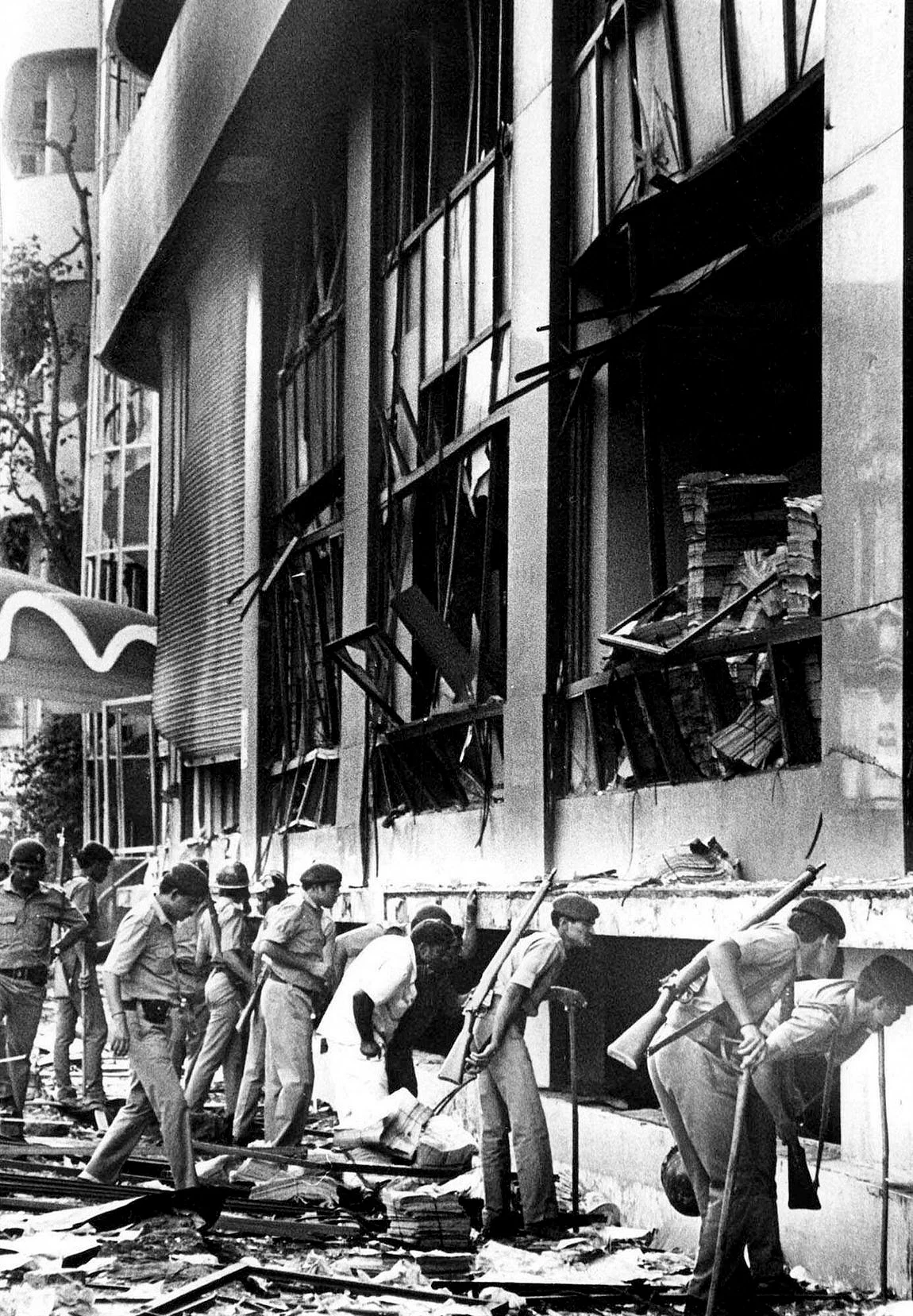 Paramilitary officers search for survivors at the Bombay Stock Exchange after the first blast. (Photo: AP)<a></a>
