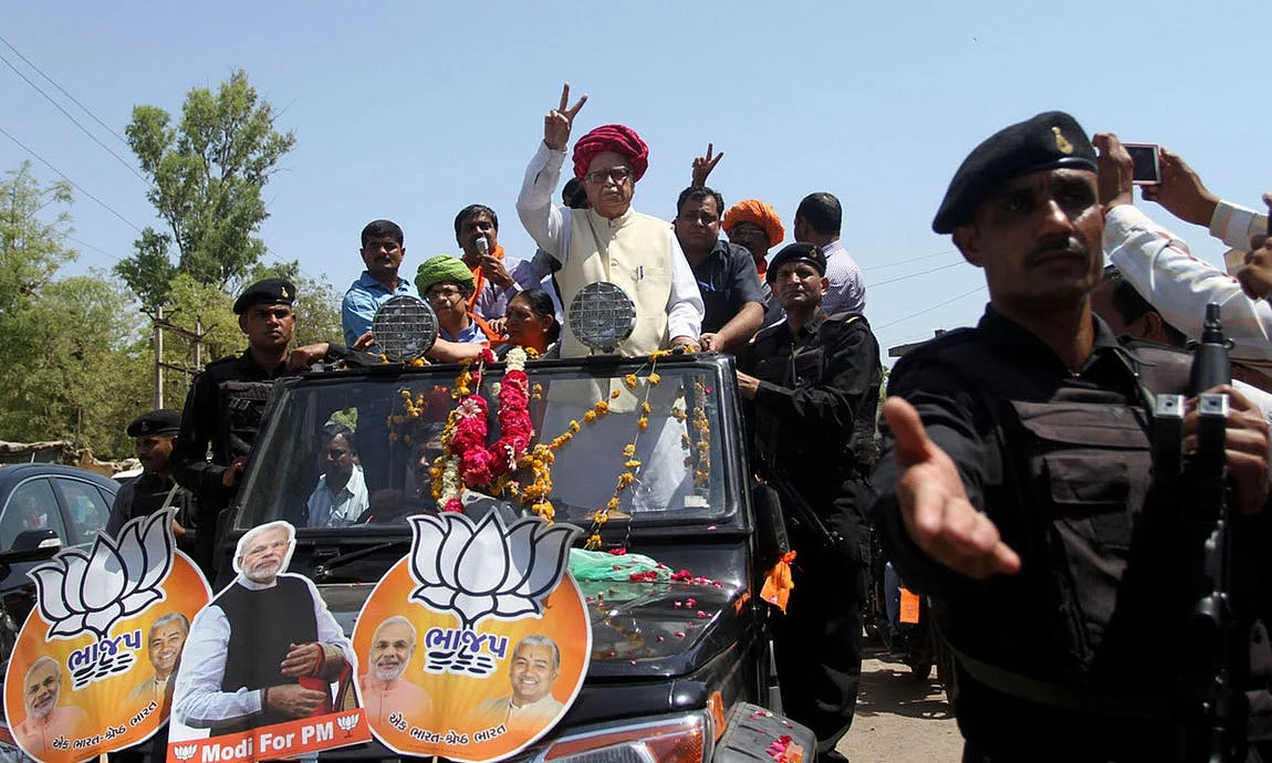 Lal Krishna Advani campaigning for Narendra Modi. (Photo: PTI)