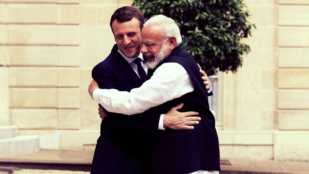 French President Emmanuel Macron (L) welcomes Indian Prime Minister Narendra Modi, before their meeting at the Elysee Palace in Paris, France on 3 June 2017. (Photo: AP)