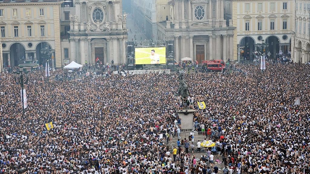Juventus’ fans gather in San Carlo’s square to watch on a giant screen the Champions League final soccer match between Juventus and Real Madrid, in Turin. (Photo: AP)