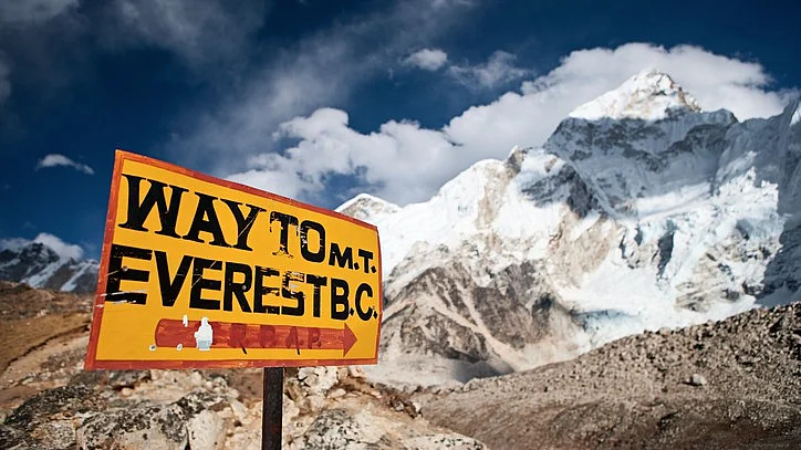 A signboard indicating way to Everest base camp. (Photo: iStock)