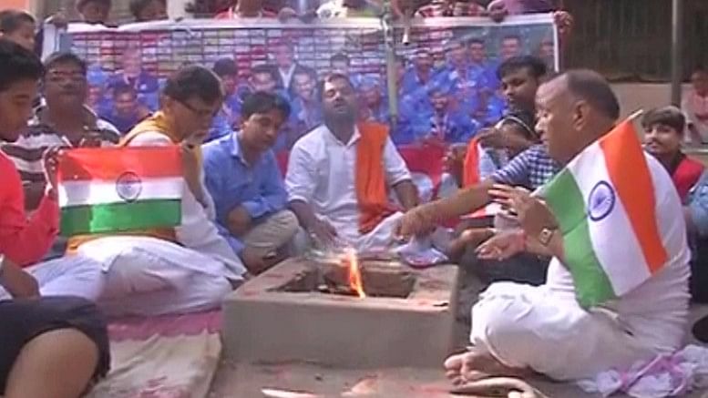 Cricket fans in Varanasi perform a ‘havan’ to appease the Gods in order to secure India’s win. (Photo: ANI Screengrab)