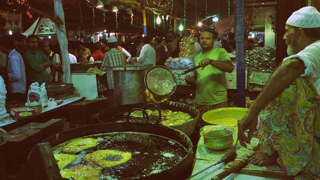  A walk down Mohammed Ali Road is a must for a foodie. (Photo courtesy: Wikimedia Commons)