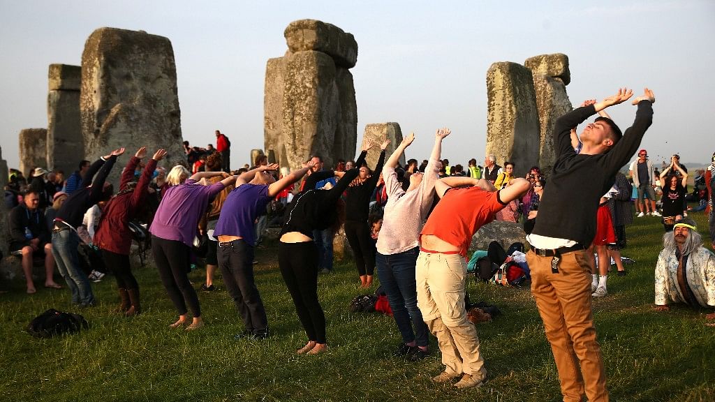 People practice yoga by the Stonehenge at dawn on the summer solstice near Amesbury, Britain on 21 June 2017. (Photo: Reuters)