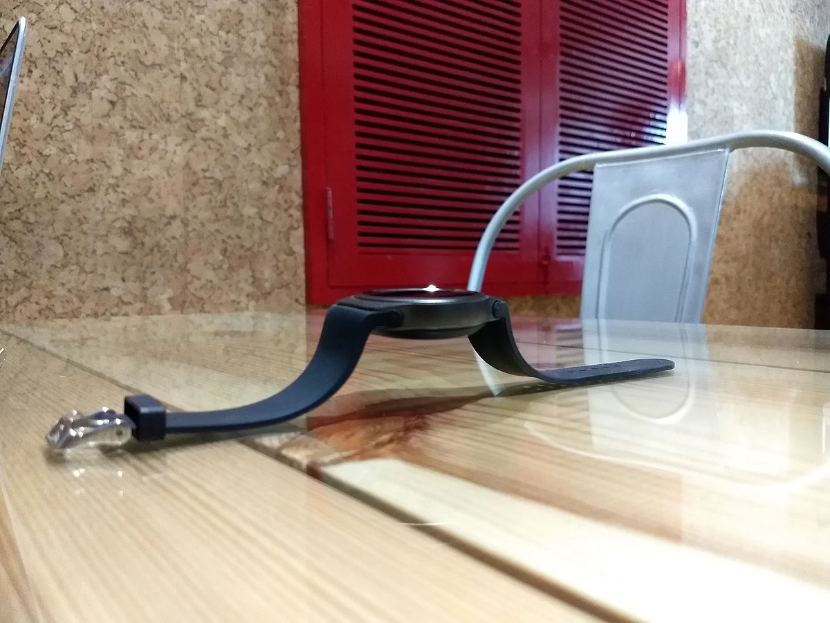 The Noise Loop watch comes with a separate charging dock. (Photo: <b>The Quint</b>)