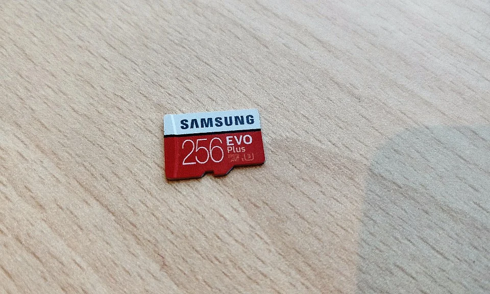 Looks like any other memory card, except that you water-proofing as well. 