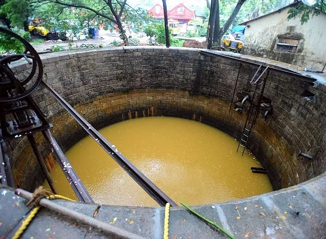 The well nonetheless remained a source of drinking water, until piped supply from the Peechi dam rendered it redundant. (Photo Courtesy: <a href="http://www.thenewsminute.com/article/forgotten-decades-115-yr-old-well-saving-day-drought-hit-thrissur-rail-station-63228">The News Minute</a>)
