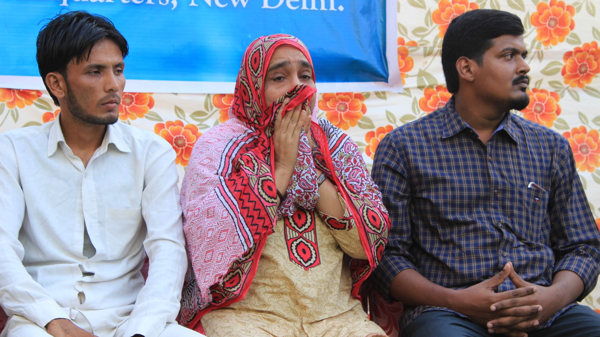Azmat Khan (left), who was accompanying Pehlu Khan when he was lynched in Alwar, and Najeeb Ahmed’s mother Fatima Nafees (centre) unite for an iftar in New Delhi (Photo: Shiv Kumar Maurya/<b>The Quint</b>)