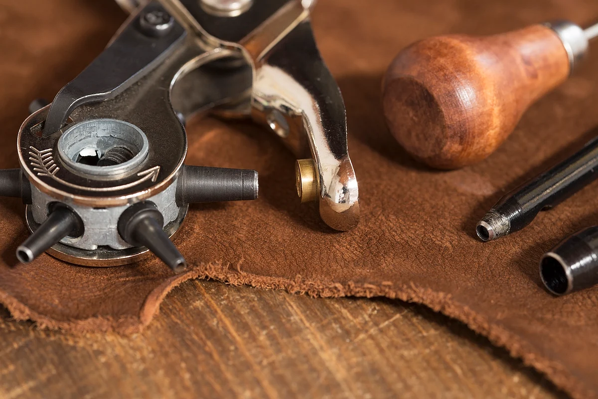 Tools used to make leather goods (photo: iStock)