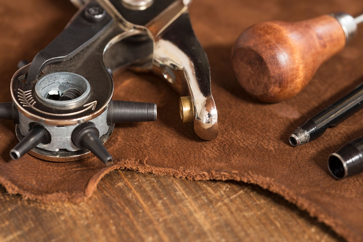 

Tools used to make leather goods (photo: iStock)