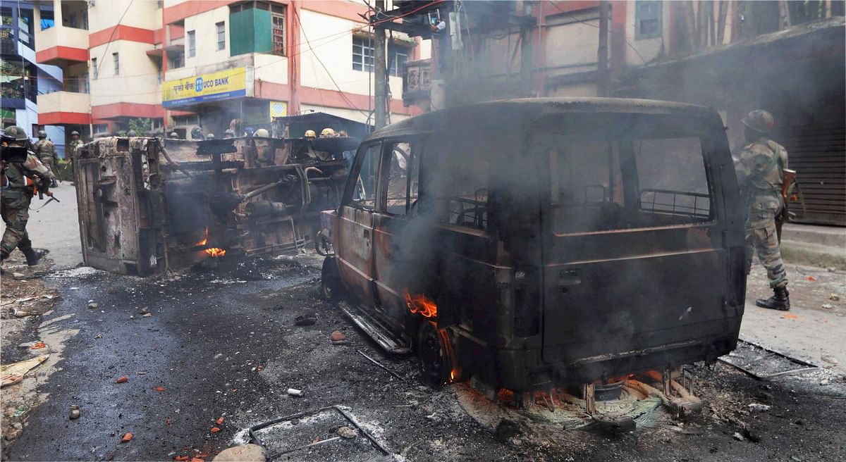 Clashes in Darjeeling leads to further violence, several security personnel injured. 