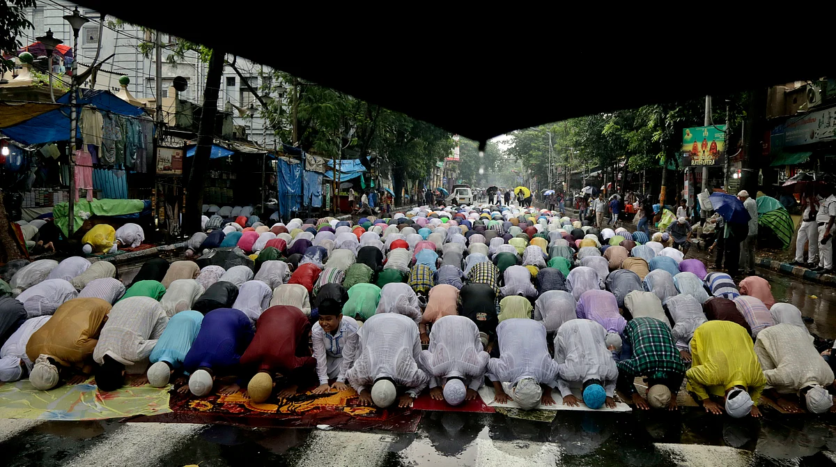 Muslims offering Namaz during the month of Ramzan.