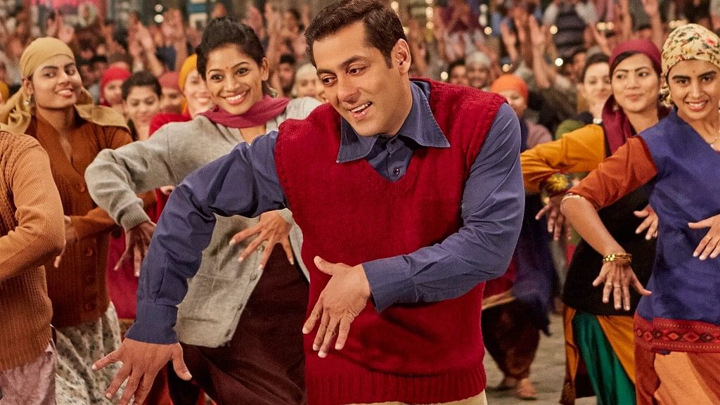Salman Khan shakes a leg in the Radio song from <i>Tubelight</i>. (Photo courtesy: YouTube/<a href="https://www.youtube.com/channel/UC56gTxNs4f9xZ7Pa2i5xNzg">Sony Music India</a>)