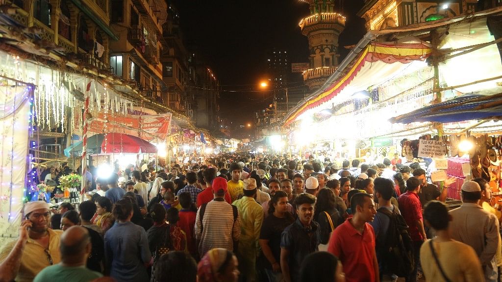 Visitors throng Mohammed Ali Road for their final iftar before Eid-ul-Fitr.&nbsp;