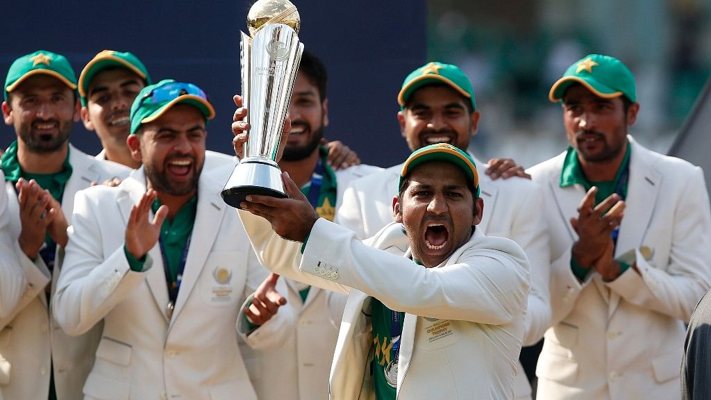 Pakistan lifts the Champions Trophy. (Photo Courtesy: Reuters)&nbsp;