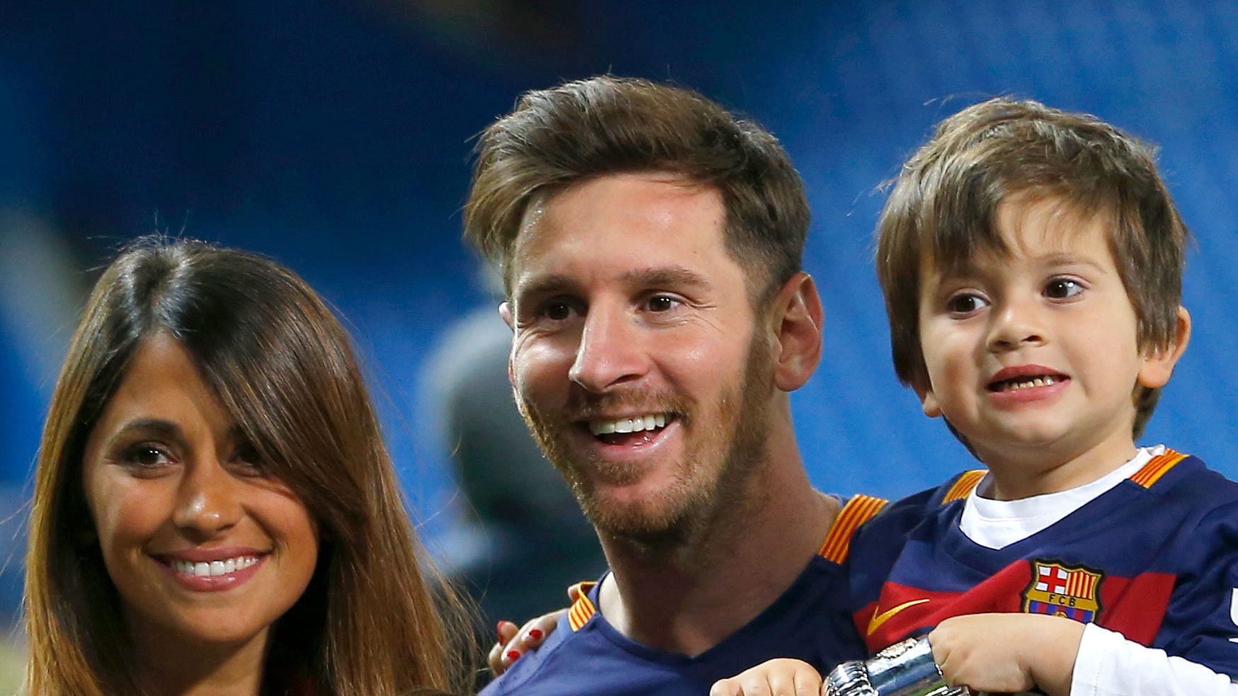 Lionel Messi and his girlfriend Antonella Roccuzzo pose for a picture with their two children.