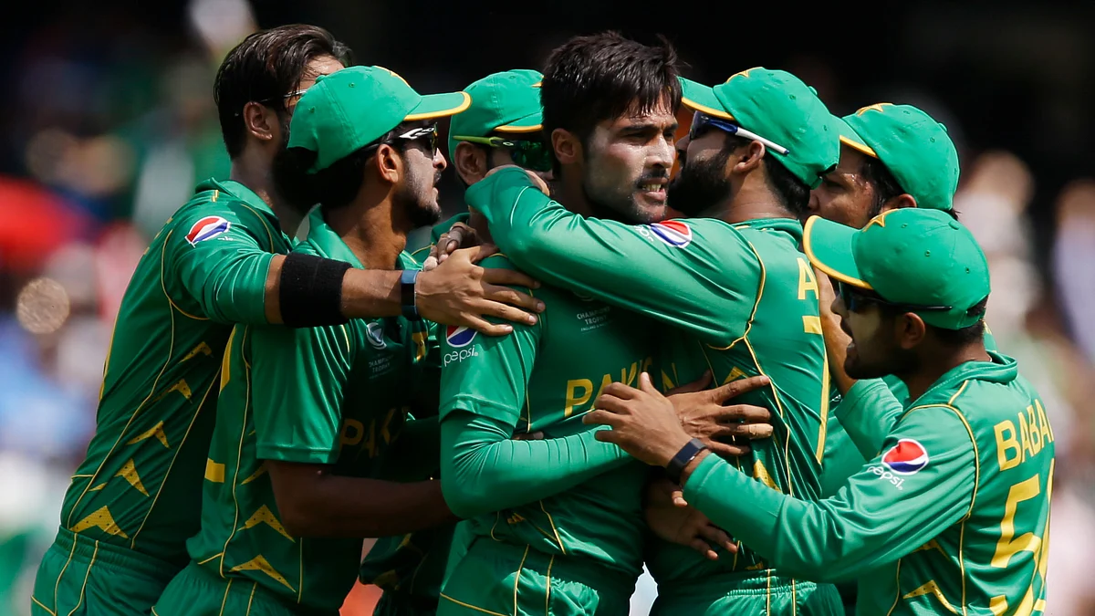 Mohammad Amir celebrates a wicket with his teammates. (Photo: AP)