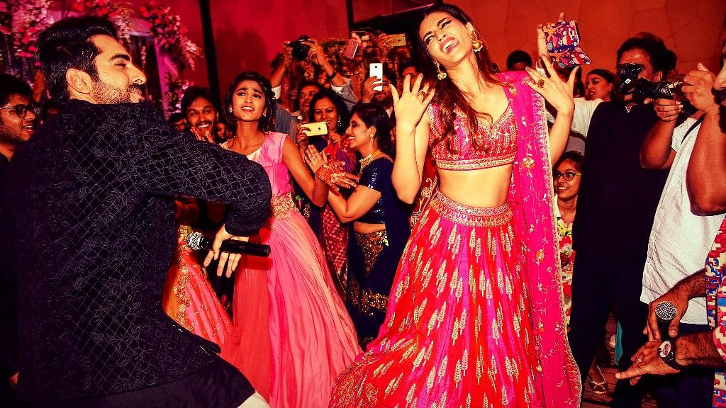 Ayushmann and Kriti at a wedding to promote <i>Bareilly Ki Barfi.</i>