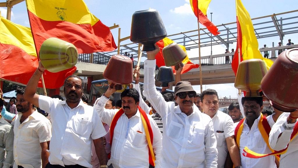 Demonstration against the release of Cauvery water in Bengaluru, on 5 October, 2016. Unofficial yellow and red flags can be seen in the background.