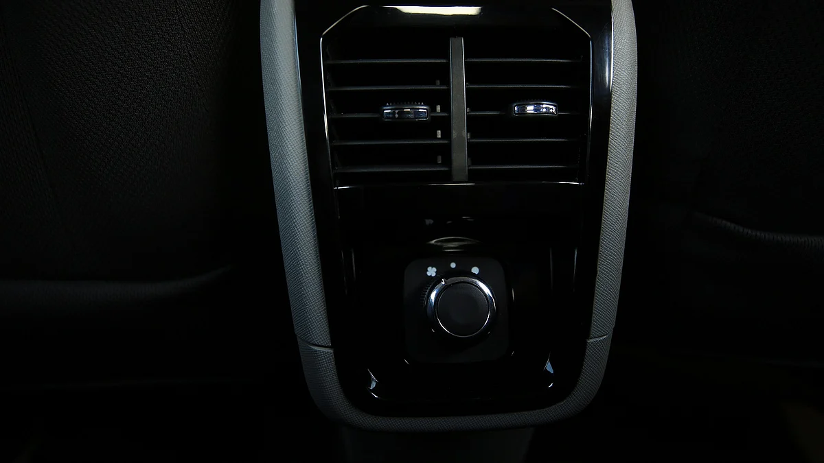 The rear AC vents get a separate blower control too. 