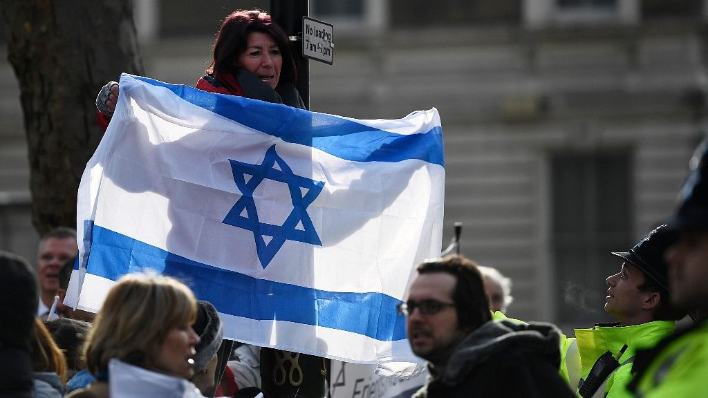 A supporter of Israel Prime Minister Benjamin Netanyahu holds a flag in London. (Photo: Reuters)