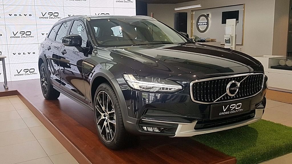 The Volvo V90 features all-wheel drive and high ground clearance.&nbsp;