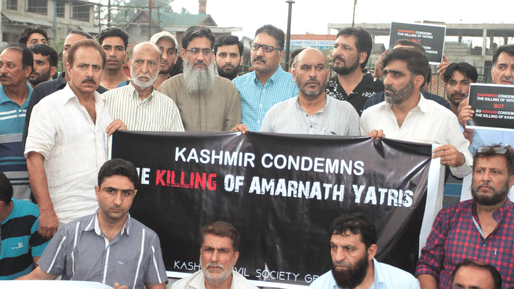 Kashmiris condemn attack on Amarnath pilgrims. (Photo Courtesy: Twitter/<a href="https://twitter.com/bukharishujaat/status/884765662740086785">@bukharishujaat</a>)