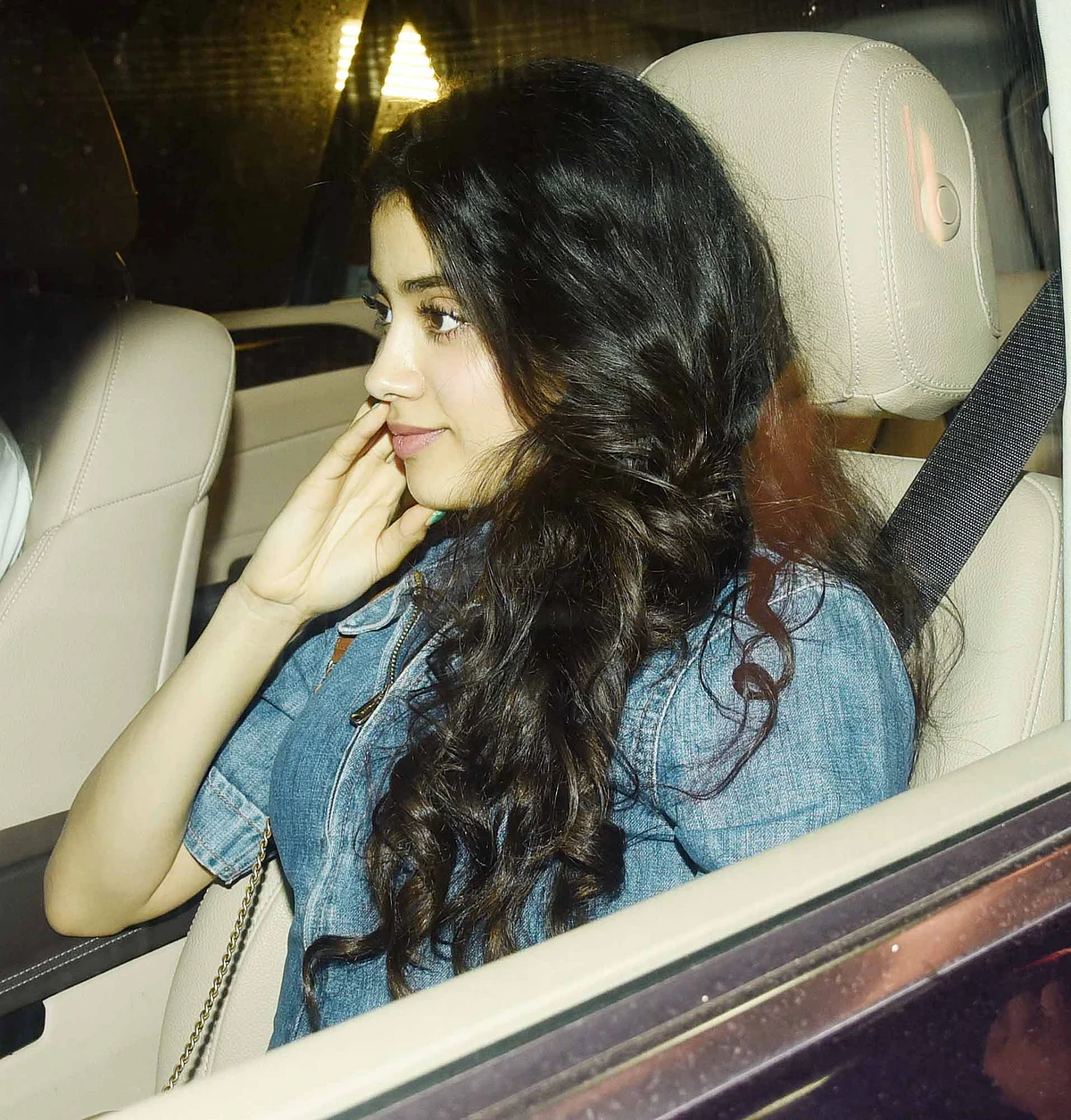Jhanvi Kapoor drives in for the screening of <i>Mom.</i>