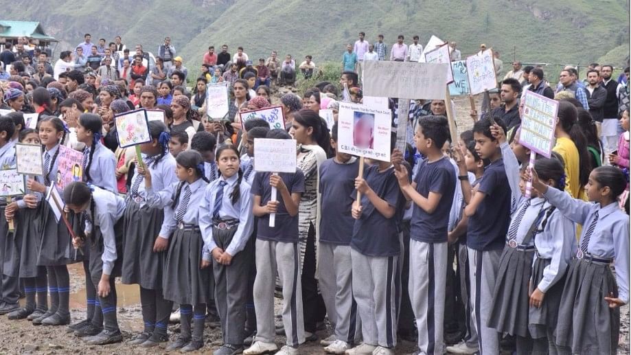 School children also protested the gangrape and murder of the 16-year-old from Kotkhai.