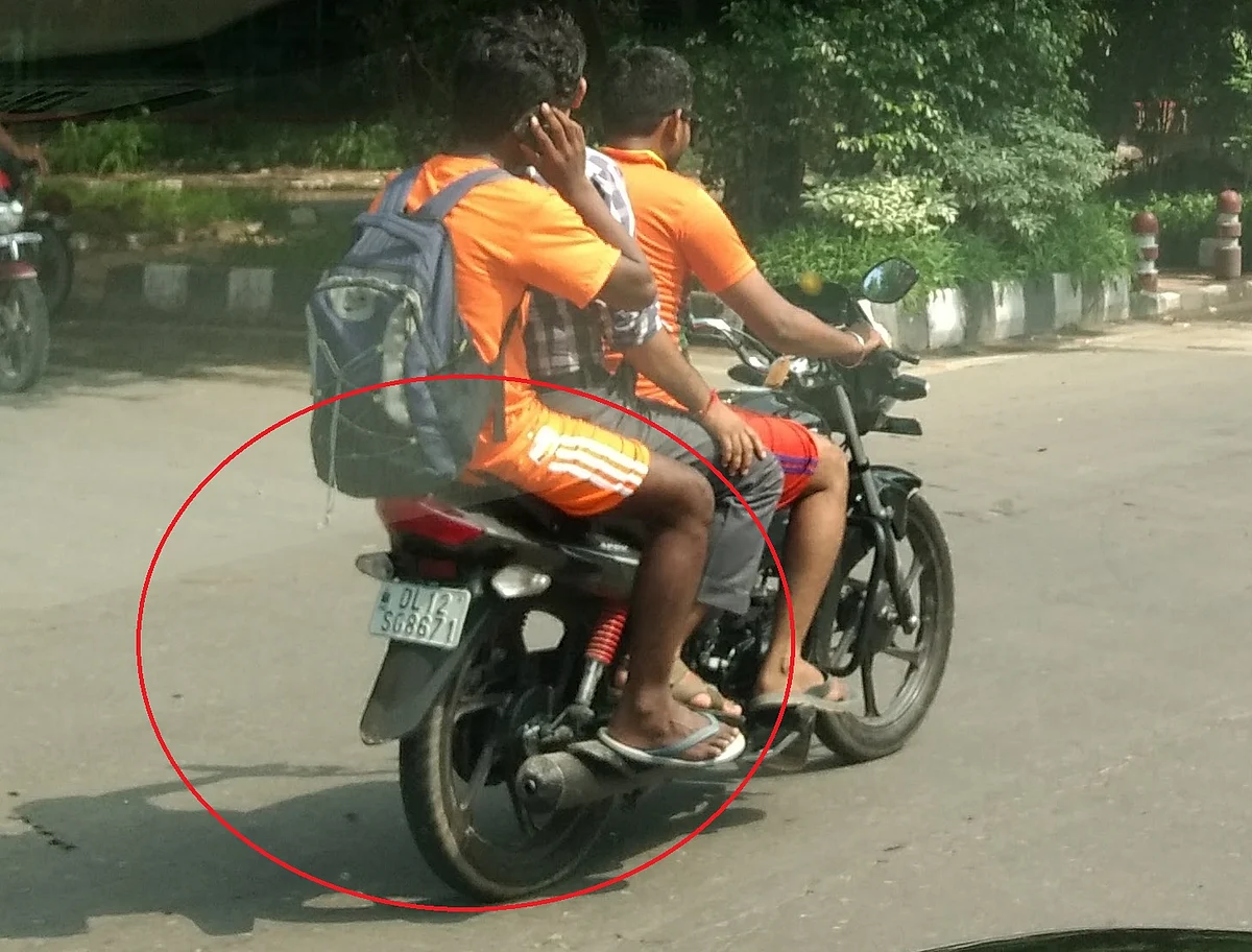 A clear picture of the registration number: DL 12 SG 8671. 